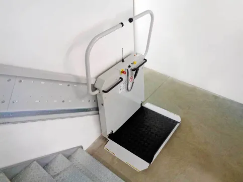 Plattformlift sani-trans® P200 im Innenbereich, gerade Treppe