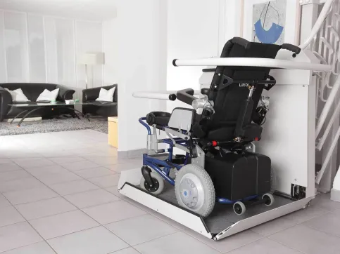 Plattformlift sani-trans® P5000 für gerade und kurvige Treppen