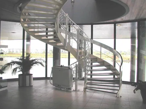 Plattformlift sani-trans® P5000 im Innenbereich, kurvige Treppe