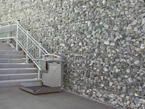 Plattformlift sani-trans® P5000 im Außenbereich, gerade Treppe