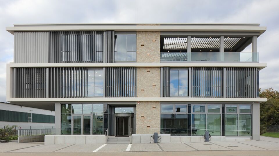 Dreh- und raffbare Lamellen – variable Sonnenschutzsysteme für die Architektur