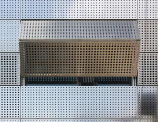 Die Fassade lässt sich auf Knopfdruck öffnen, der Sonnenschutz “faltet” sich nach oben