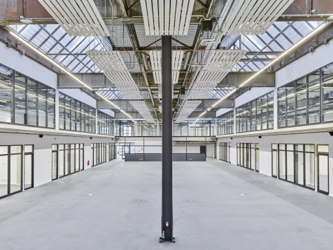 Zur Abtrennung der Büro- und Besprechungsräume wurde das Vollwandsystem PANbasic eingesetzt, dass auch die Anforderungen für einen optimalen Schalldämmwert erfüllt. Die Verglasung ist schallisoliert, sodass die Raumakustik, sei es bei Besprechungen oder Telefonaten, immer optimal sichergestellt ist. I Foto: List BiB
