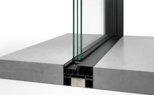 flow:Der Schiebeflügel gleitet auf den im Bodenprofil eingelassenen, kugelgelagerten Laufrollen. Diese Ausführungsart ermöglicht eine flache, 17 mm tiefe Schwelle.