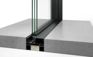 pure: Der Schiebeflügel gleitet auf zwei Laufwagen mit 32 mm großen, kugelgelagerten Edelstahlrollen.