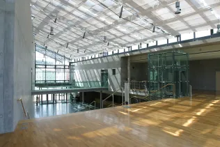 Großflächige und geneigte Sonnenschutz-Raffanlage, Stadthalle Tuttlingen