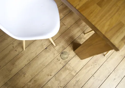 Mit der Nickel-Deckelvariante integriert sich die Bodensteckdose dezent in Holzböden.