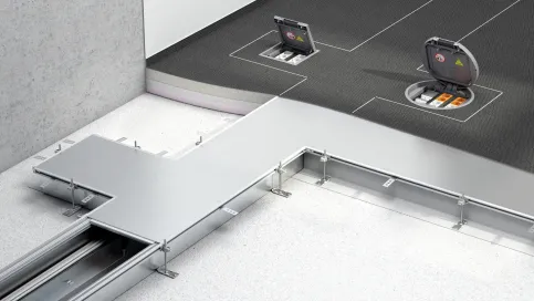 Die estrichbündigen Kanäle des OKA-Systems werden direkt auf dem Rohbeton montiert und auf die Oberkante des Fertigestrichs nivelliert.