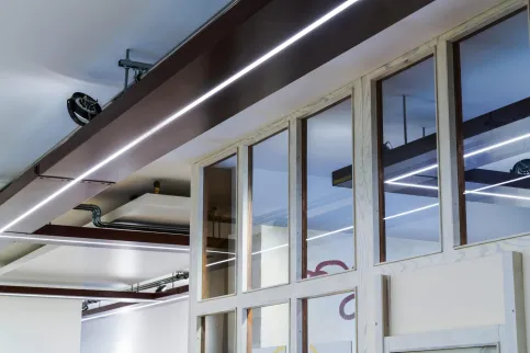 Ungelochte Kabelrinnen mit LED-Modul setzen Akzente.