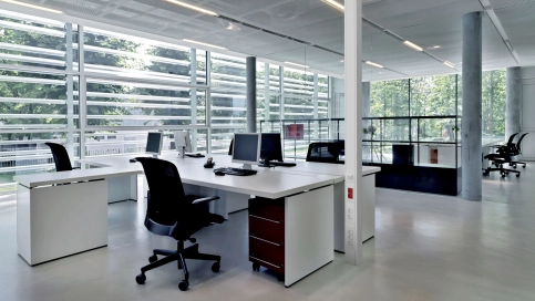Boden-Decken-Installationssäulen sind frei im Raum positionierbar. Ein flexibler Schlauch zur Decke speist die Säule mit Daten- und Stromkabeln.