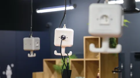 Im Energieverteiler HoverCube finden bis zu zwei Einbaugeräte der OBO-Serie Modul 45 Platz.