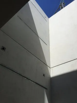 Die Betonfertigteile werden vor Ort montiert. Schalungsarbeiten, Ausschalfristen und Trocknungszeiten auf der Baustelle entfallen.