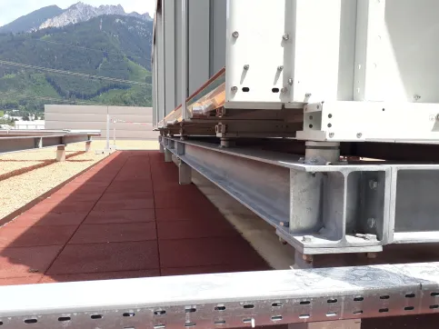 Lagerung der Kältemaschine mit Isotop auf dem Hauptgebäude der Fa. Getzner