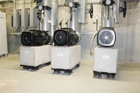 Lagerung von Pumpen auf Fundament mit Isotop SD Block