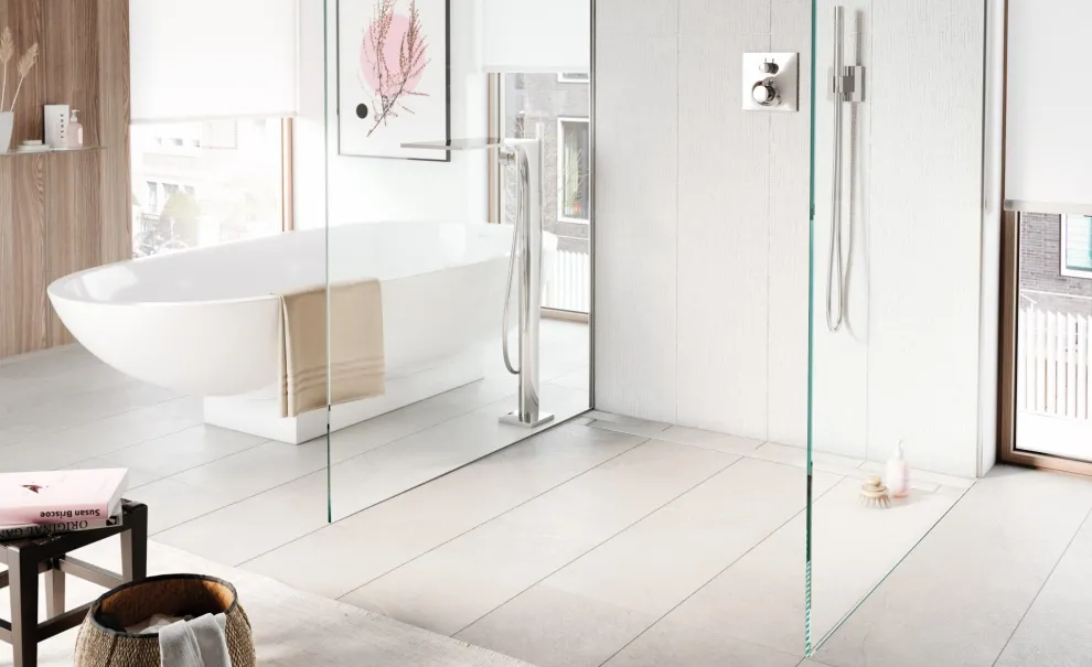 Austrotherm Shower Board: Bodengleiche Duschen sind mit einbaufertigen, wasserdichten Elementen von Austrotherm schnell und sicher installiert. Austrotherm Shower Boards lassen sich verfliesen oder auch mit anderen Bodenbelägen individuell gestalten.