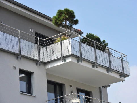 Pfostengeländersystem mit Blechfüllung