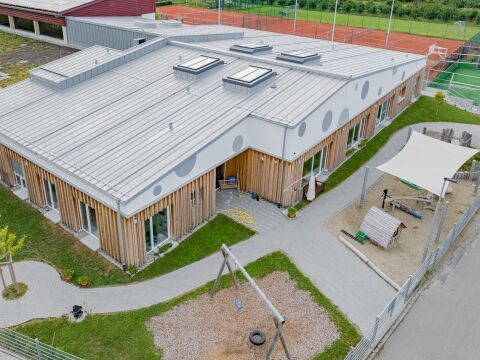 Innovatives Dachkonzept für Kindergarten mit Uginox-Edelstahl