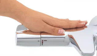 Der GROHE CoolTouch Thermostatkörper schützt sicher vor Verbrennungen.