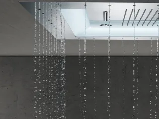 Der Regenvorhang umhüllt mit feinen Tropfen und bietet ein faszinierendes Spiel des Wassers.