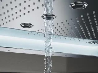 Der PURE-XL-Strahl aus dem Zentrum der Kopfbrause wirkt sanft wie eine klare frische Bergquelle.