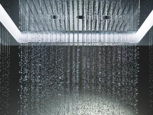 Die Regenzone mit größeren und sanften Tropfen wirkt wie ein warmen Sommerregen auf der Haut.