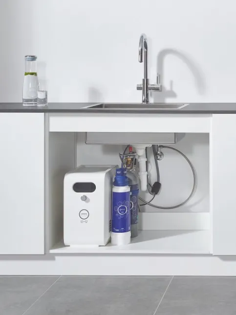 Jedes GROHE Blue Professional Set enthält eine Einhand-Spültischbatterie mit Filterfunktion, Kühler und Karbonisierer. Zur Inbetriebnahme sind Filter, CO2–Flasche und Reinigungskartusche zu ergänzen.