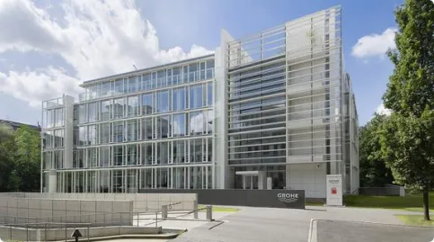 Das GROHE Corporate Center inklusive des GROHE Design Studios ist im Herzen der nordrhein-westfälischen Landeshaupt Düsseldorf beheimatet. Das GROHE Corporate Center inklusive des GROHE Design Studios ist im Herzen der nordrhein-westfälischen Landeshaupt Düsseldorf beheimatet.