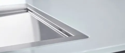 Einbau flächenbündig, in einer 1,5 mm tiefen Aussparung. Alternativ auf der Arbeitsfläche.