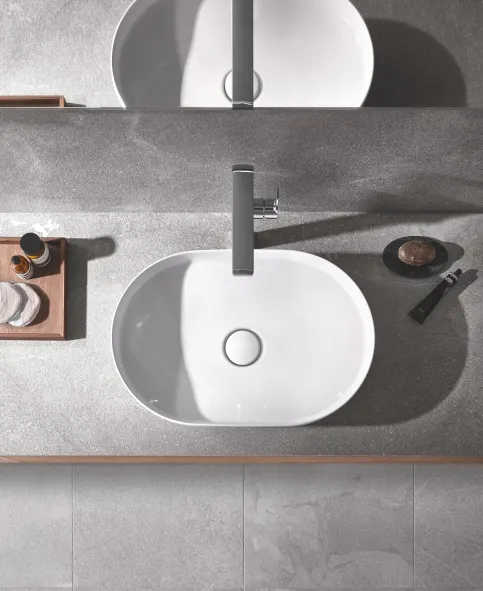 GROHE Airio. Durch die harmonischen Linien passt dieser ovale Waschtisch besonders gut zu den Armaturenkollektionen Allure und Atrio.