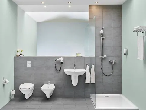 GROHE Duschwanne kombiniert mit Bau Keramik-Objekten und Armaturen BauEdge