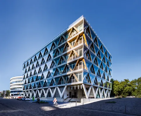„The Cradle“, ein nach dem Cradle-to-Cradle®-Prinzip konzipiertes Holzhybrid-Gebäude im Düsseldorfer Medienhafen