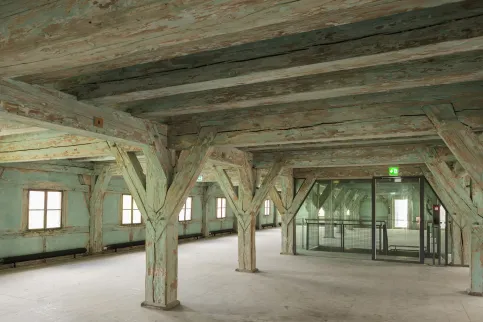 Treppeneinhausung mit Brandschutzverglasung F30/T30