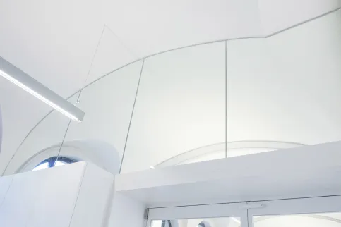 Brandschutzverglasung mit rahmenlosem Wand-/Deckenanschluss
