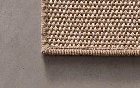 Bei der Einfassungsart Textile Border wird der Teppich mit einem exklusivem Textilband, das speziell aus dem gleichen Garn in der gleichen Garnfarbe gefertigt wird, gerahmt.