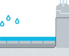 Ohne SitaDrain®: Hohe Barriere: als Schutz vor angestautem Regenwasser – ein höherer Sockel.
