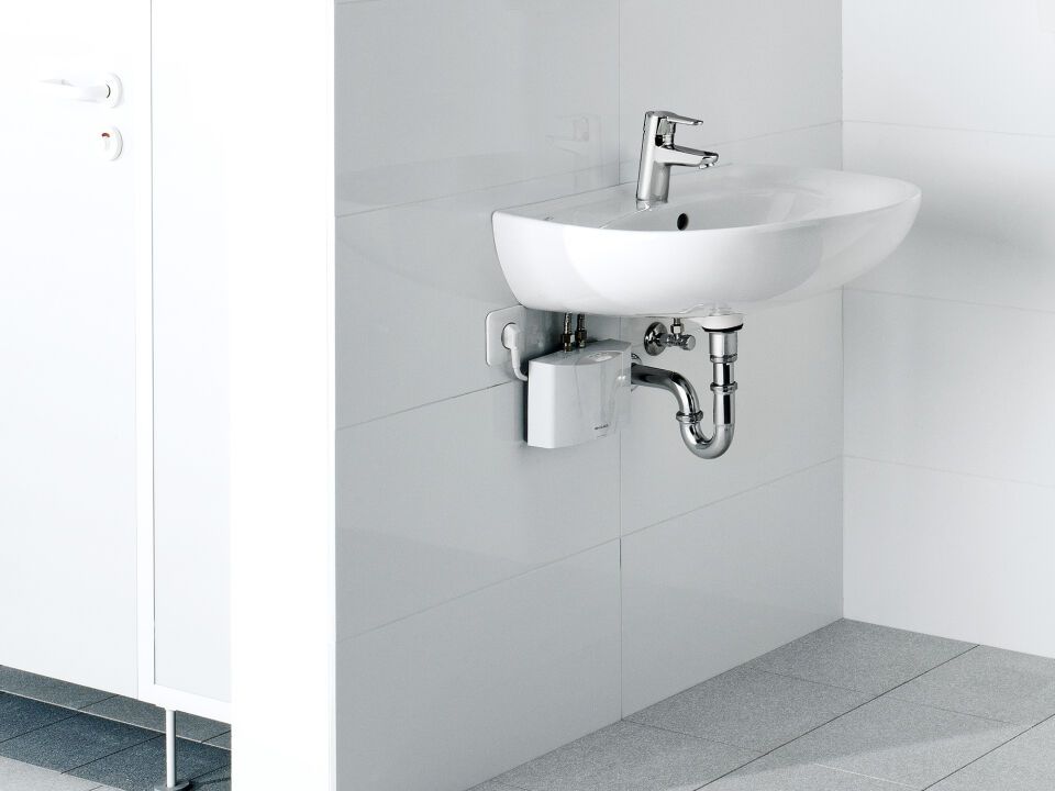CLAGE E-Klein-Durchlauferhitzer mit Armatur MCX Blue für das Waschbecken, steckerfertig