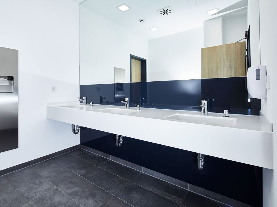 CLAGE E-Klein-Durchlauferhitzer mit Sensorarmatur MBX Lumino für das Handwaschbecken