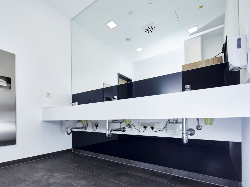 CLAGE E-Klein-Durchlauferhitzer mit Sensorarmatur MBX Lumino für das Handwaschbecken