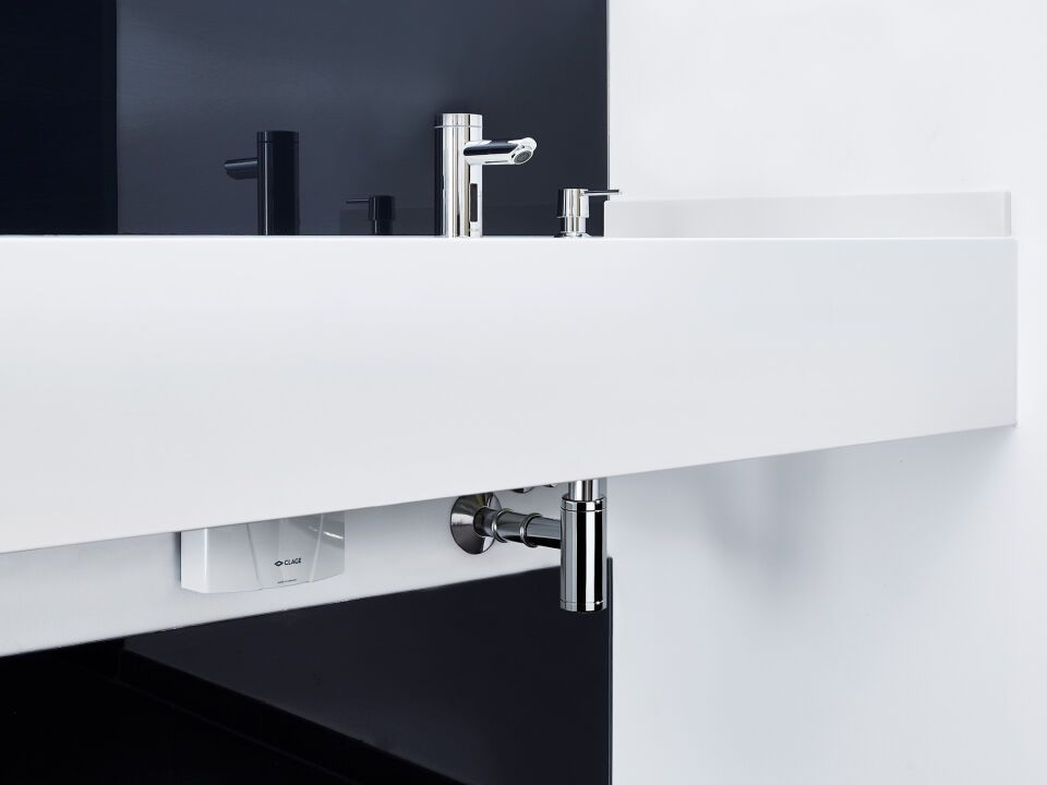 CLAGE E-Klein-Durchlauferhitzer mit Sensorarmatur MBX Lumino für das Handwaschbecken