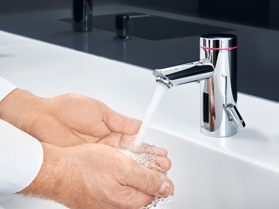 CLAGE E-Klein-Durchlauferhitzer mit Sensorarmatur MBX Lumino für das Handwaschbecken