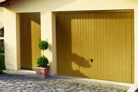 Schwingtor mit Motiv senkrechter Sicke in Holz