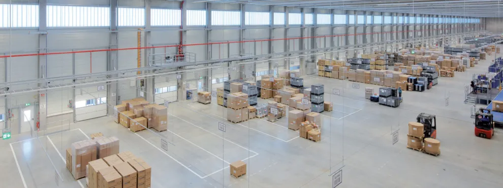 Logistikzentrum mit gedämmten Torabdichtungen