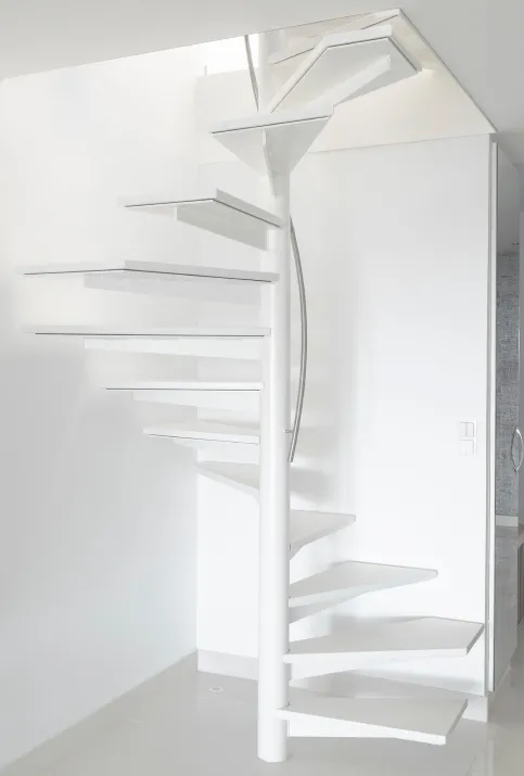 Komplett weiße Treppe mit Edelstahlhandlauf