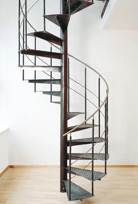 Radikal puristische Treppe aus rohem Stahl