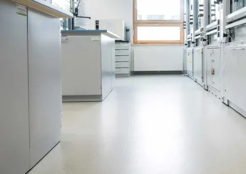 Kautschukboden mit Hammerschlagoberfläche ZEUS