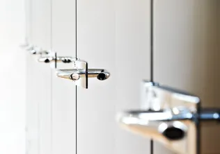Optional sind alle Vitrum WC-Trennwände auch mit Drückergarnitur lieferbar.