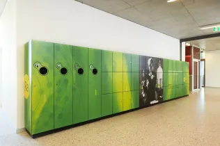 Aufbewahrungsschränke für Schüler des Typs GVKF13 mit einem kundenindividuellen Motivdruck