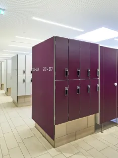 Garderobenschränke Typ SGVK13 auf bauseitigem Sockel