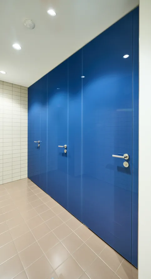 WC-Trennwand Typ Vitrum VENTO mit deckenhohen, fließenden Glasflächen ohne sichtbare Profile und Beschläge