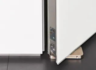 40 mm starke, verwindungssteife Sandwichkonstruktion mit einer beidseits 5 mm starken Auflage aus Sicherheitsglas (ESG-H) und innenliegenden Aluminiumrahmen.